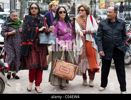 Celebri film indiano attrice Shabana Azmi lungo con Saleema Hashmi e Allama Saeed Azhar arriva a frequentare Faiz Aman Mela Foto Stock