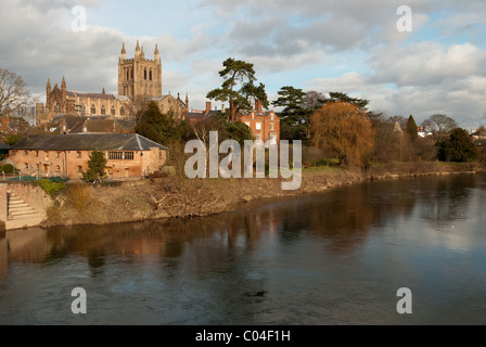 Vista sul fiume Wye guardando la Cattedrale di Hereford Foto Stock