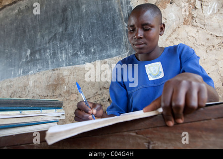 P7 studente Scovia Aido (16) Studi tra classi ad Abia scuola primaria - Amuria, Uganda, Africa orientale. Foto Stock