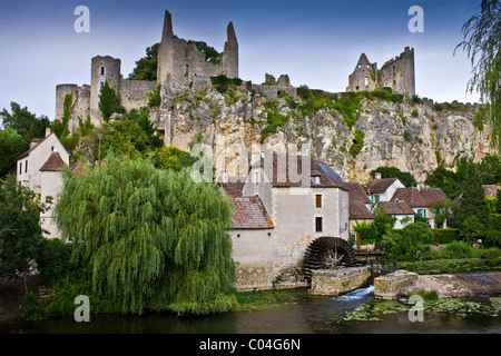 Case francesi e Chateau Guichard rovine ad angoli sur l'Anglin borgo medievale, Vienne, nr Poitiers, Francia Foto Stock