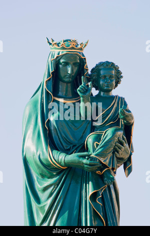 La statua della Vergine Maria e il bambino Gesù Cristo, Los Boliches, Fuengirola, provincia di Malaga, Costa del Sol, Spagna. Foto Stock