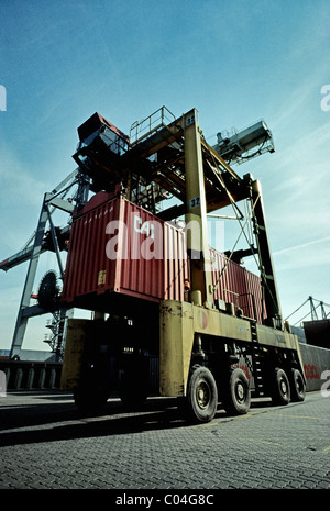 "Straddle Carrier movimentazione contenitore di 40 piedi su un terminale per container nel porto di Amburgo. Foto Stock