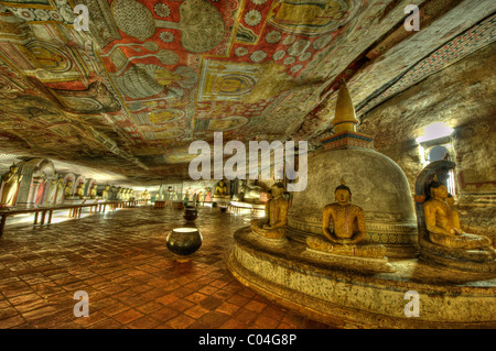 La vista interna del Golden antico tempio buddista (tempio nella grotta complesso) in Dambulla Sri Lanka Foto Stock