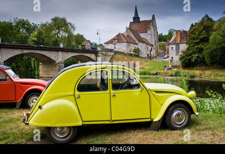 In stile tradizionale francese Citroen Deux Chevaux 2CV vetture ad angoli sur l'Anglin village, Vienne, vicino a Poitiers, Francia Foto Stock