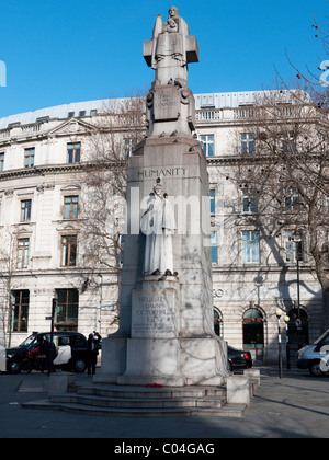 Statua di Edith Cavell In Londons Charing Cross Road Foto Stock