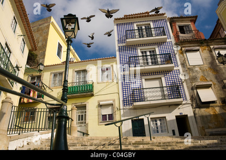 Scena di strada, l'Alfama, Lisbona, Portogallo Foto Stock