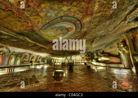 La vista interna dell'antica grotta dorata tempio buddista in Dambulla Sri Lanka Foto Stock