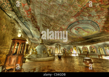 La vista interna dell'antica grotta dorata tempio buddista in Dambulla Sri Lanka Foto Stock