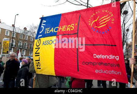 Marzo a Islington, Londra contro il governo dei tagli alla spesa: insegnanti" banner Foto Stock