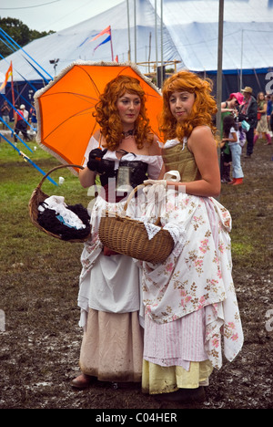 Due giovani ragazze vestite per il festival di Glastonbury, Somerset, Regno Unito Foto Stock