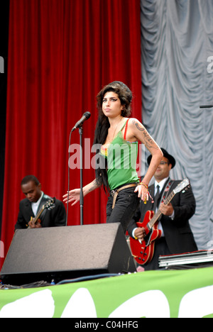 Amy Winehouse esibirsi sul palco al festival di Glastonbury, Somerset, Regno Unito Foto Stock