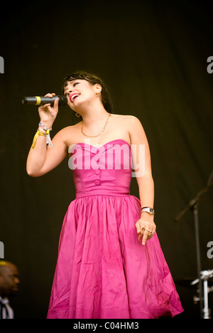 Lily Allen di eseguire sul palco del festival di Glastonbury, Somerset, Regno Unito Foto Stock