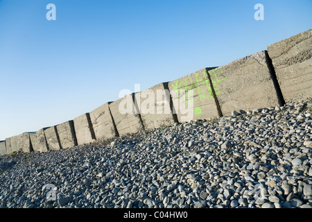 Spiaggia di guerra difese a Aberthaw, Galles del Sud Foto Stock