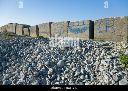 Spiaggia di guerra difese a Aberthaw, Galles del Sud Foto Stock