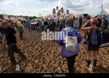 Persone che lottano attraverso il fango spesso DEL FESTIVAL WOMAD, Malmesbury, Wiltshire, Regno Unito Foto Stock