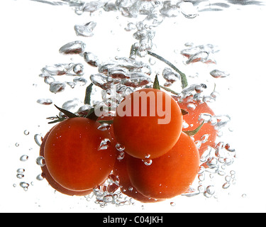 Alcuni round rosso i pomodori in acqua Foto Stock