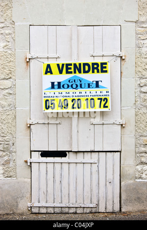In vendita segno sul periodo di proprietà a Serigny nella Valle della Loira, Francia Foto Stock