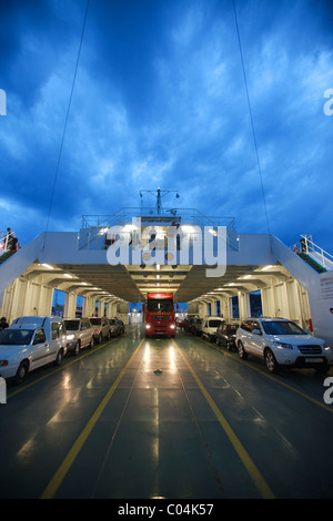 SPLIT, Croazia - 10 Maggio: auto e passeggeri in arrivo il 10 maggio 2010 in Split, Croazia. Foto Stock