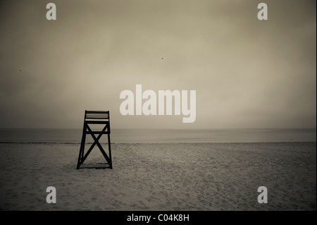 Moody lifeguard stare sulla spiaggia, Cape Cod, MA Foto Stock