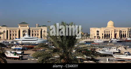 Emirati Arabi Uniti, Sharjah, Creek, edifici governativi, barche Foto Stock