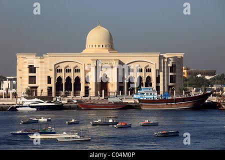 Emirati Arabi Uniti, Sharjah, Creek, edifici governativi, barche Foto Stock