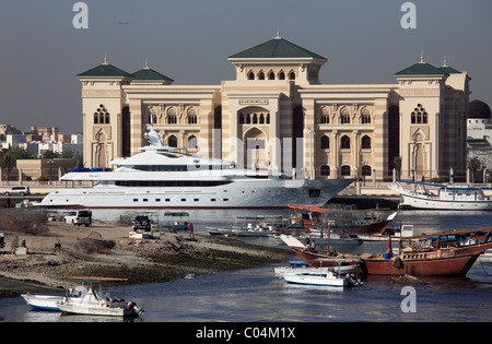 Emirati Arabi Uniti, Sharjah, Creek, edifici governativi, barche Foto Stock