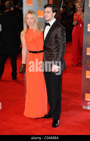SAM TAYLOR WOOD & AARON JOHNSON ORANGE BRITISH ACADEMY FILM AWARDS la Royal Opera House Covent Garden di Londra il 13 febbraio 2011 Foto Stock