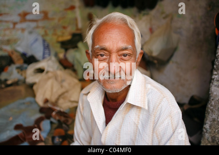 Delhi - gennaio 27: Ritratto di uomo anziano nella calzatura workshop on gennaio 27th, 2008 a Delhi, India. Foto Stock