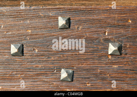 Un dettaglio di una vecchia porta di legno Foto Stock