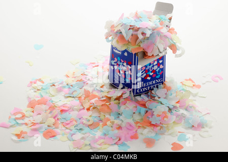 Pila di nozze i confetti fuoriuscita da una scatola Foto Stock