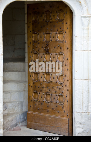 Porta in legno di quercia a Chateau du Rivau, XV e XVI secolo architettura rinascimentale, vicino a Chinon nella Valle della Loira, Francia Foto Stock