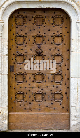 Porta in legno di quercia a Chateau du Rivau, XV e XVI secolo architettura rinascimentale, vicino a Chinon nella Valle della Loira, Francia Foto Stock