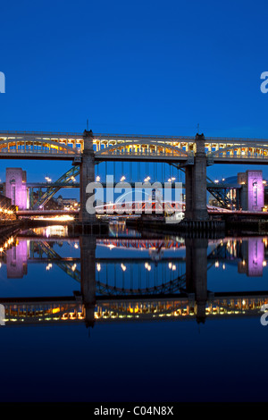 Newcastle Gateshead Quayside di notte - Riflessioni sul fiume Tyne Foto Stock