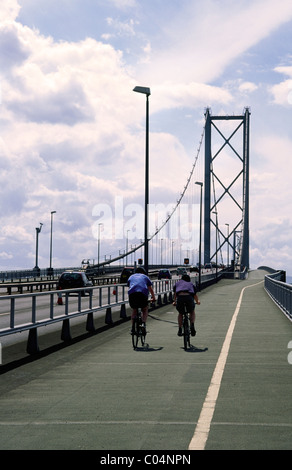 I ciclisti sul Forth Road Bridge Foto Stock