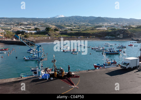 Vista su Playa San Juan del porto con la neve sul monte Teide su una mattina di febbraio a Tenerife, Isole Canarie, Spagna Foto Stock