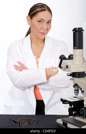 Ritratto di giovane ricercatore al microscopio. Foto Stock