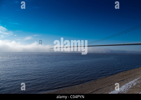 Il Humber Bridge, avvolta a metà mattina nebbia Foto Stock