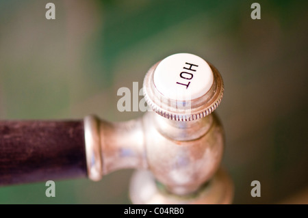 In vecchio stile tocca a una vasca da bagno; altmodischer kran un einer badewanne Foto Stock