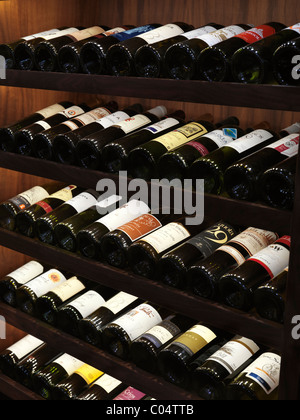 Le bottiglie di vino sul vino ripiani rack Foto Stock