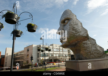 Wigan town center statua LA FACCIA DEL WIGAN per artista RICK KIRBY Foto Stock