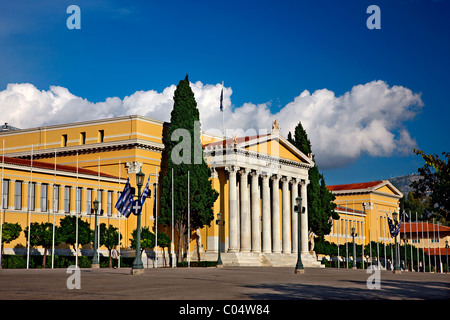 La bella facciata del palazzo Zappeion con il suo bellissimo peristilio nel Giardino Nazionale di Atene, Grecia Foto Stock