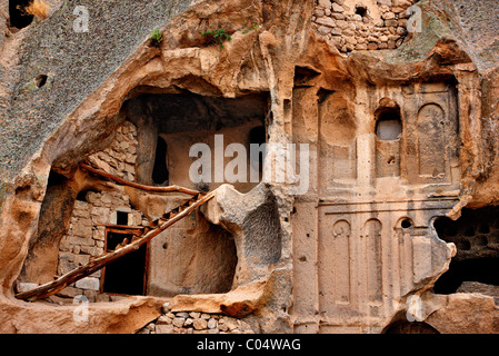 La facciata della roccia tagliata chiesa e "cavehouses' in Yaprakhisar, all'uscita di Ihlara valley, Cappadocia, Turchia Foto Stock