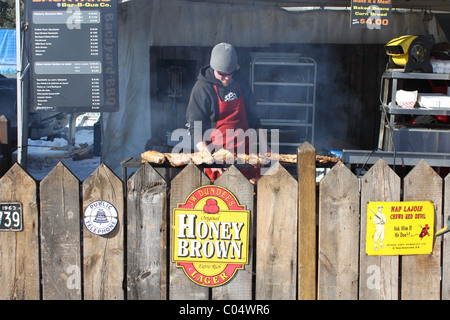 L'uomo la cottura su grande barbecue all'aperto, Ottawa Winterlude Foto Stock