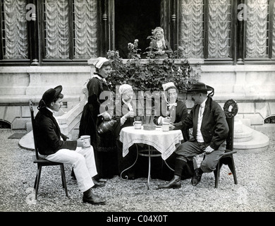 Famiglia alsaziana in abito folcloristico tradizionale o birra da bere in costume regionale al tavolo da giardino, Alsazia, Francia c1900. Fotografia storica, vintage, monocromatica o in bianco e nero. Foto Stock