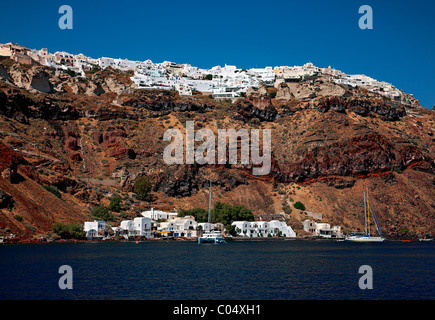 Vista di Armenis, uno dei 2 piccoli porti di Oia e Oia la stessa sulla parte superiore della foto. Santorini, Grecia Foto Stock