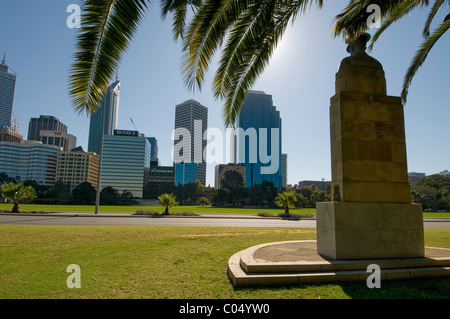 Statua del generale Lieut Sir JJ, Talbot-Hobbs, 1868 -1938 di fronte alla moderna città di Perth, Australia Occidentale Foto Stock