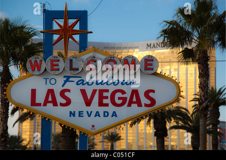 Segno di benvenuto a Las Vegas, Nevada con hotel casino in background Foto Stock