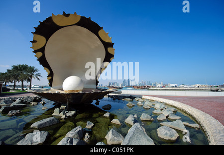 Uno dei famosi siti su Al Corniche a Doha, in Qatar, il gigante chiamato shell il Monumento della Perla Foto Stock