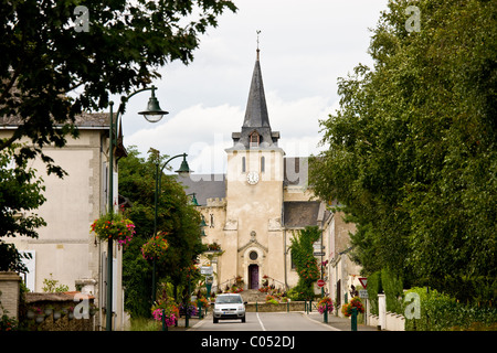 Città di Coudray con tipica chiesa normanna in Normandia, Francia Foto Stock