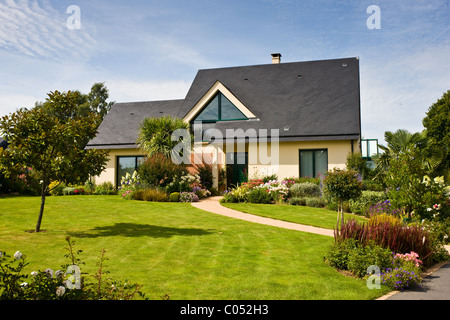 Tipico moderno francese bungalow casa a Ernee in Normandia, Francia Foto Stock